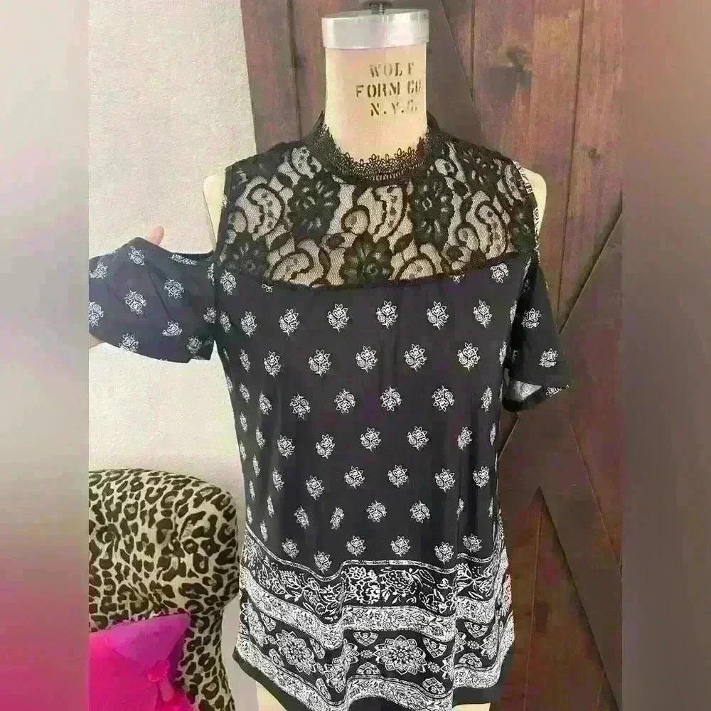 Lavish Cold Shoulder Size Small with Lace Details Printed Black and White